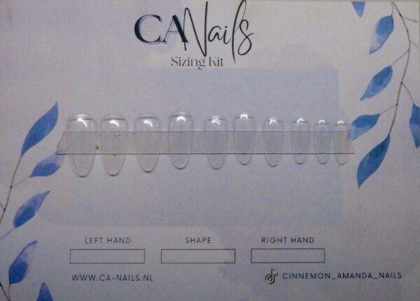 In het volgende voorbeeld zie je een sizing kit ook wel maatkit genoemd. Dit is een voorbeeld van hoe een kit eruit ziet waarbij je alle nagels eenmaal krijgt om te passen.